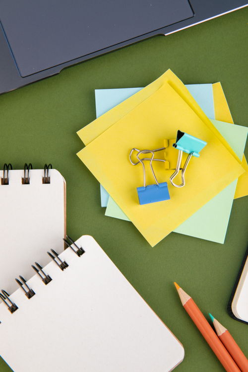 文件夹便利贴 提升办公效率的商务摄影新趋势